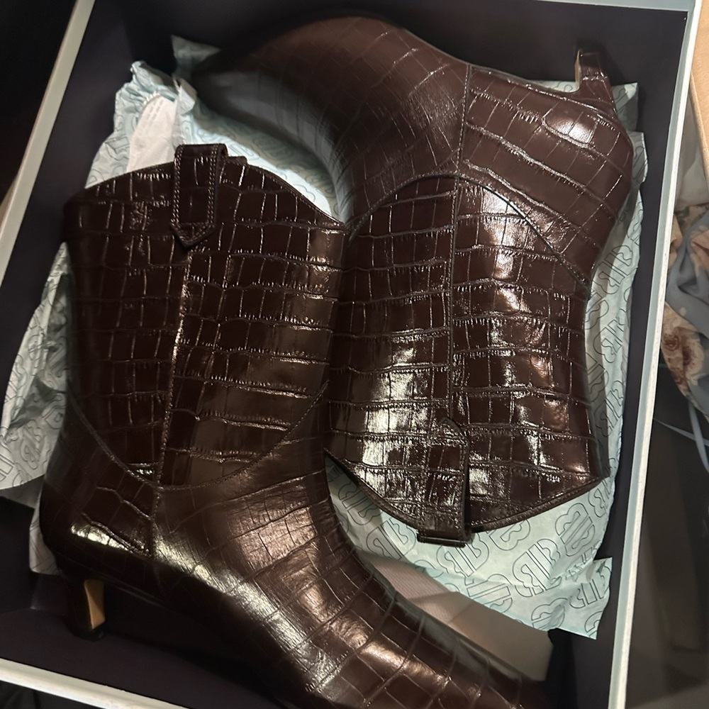 NWT cow leather Croc-Embossed Ankle Boots in Rich Brown size 7